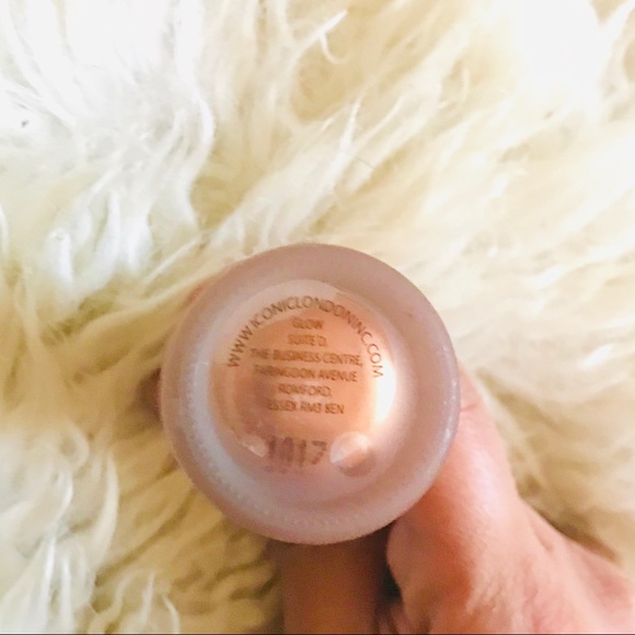 Iconic London Illuminator Dewy Highlighter in Glow - Picture 5 of 5